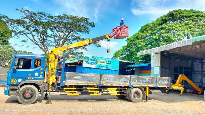 Dịch vụ xe cẩu nâng hạ hàng hóa - Chi Nhánh - Công Ty TNHH Hoàng Phi Vi Na